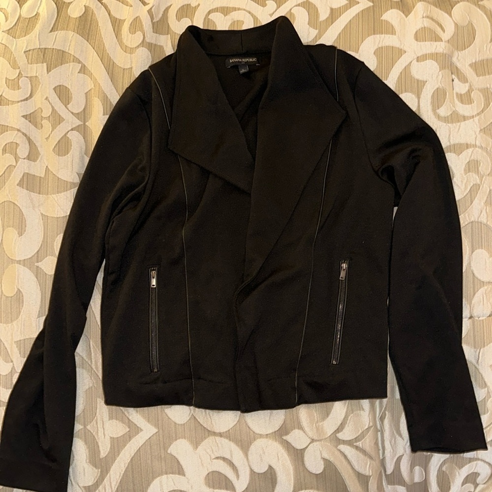 Stylish blazer with side zip pockets